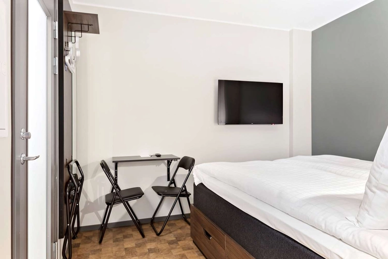 Standard Bed & Closet