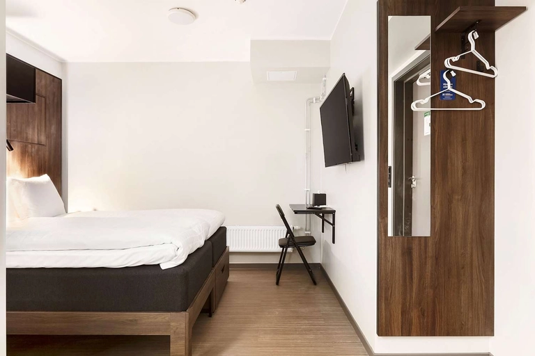 Standard Bed & Closet