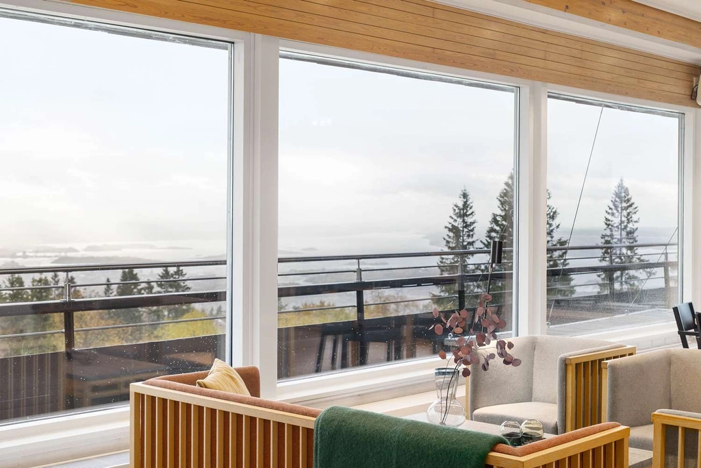 lounge area with view