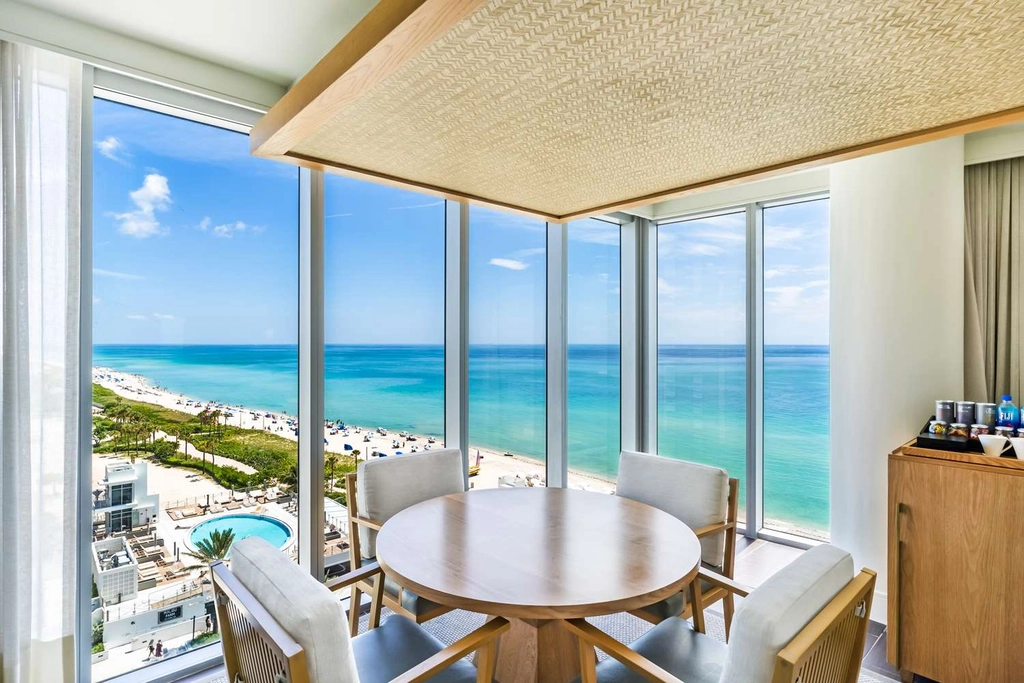 One Bedroom Suite Oceanfront Dining