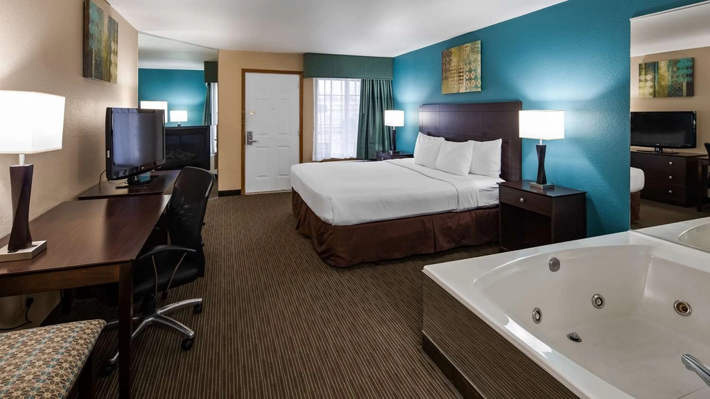 King Bed Spa w/ Fireplace