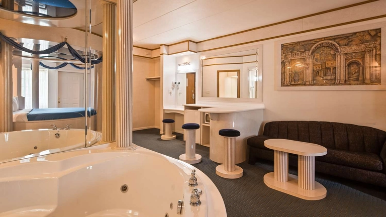 Roman Palace Suite