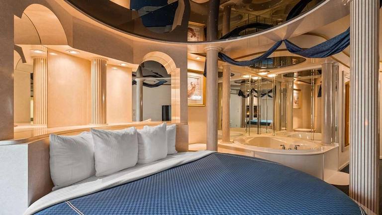Roman Palace Suite