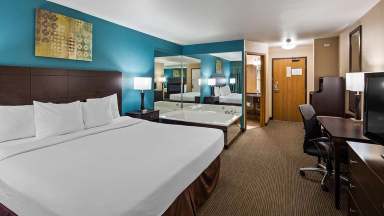 King Bed Spa w/ Fireplace