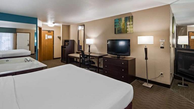 King Bed Spa w/ Fireplace
