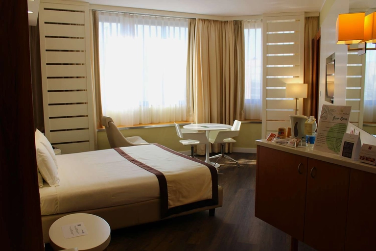 Deluxe Green Queen Room