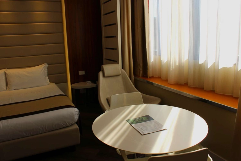 Deluxe Green Queen Room