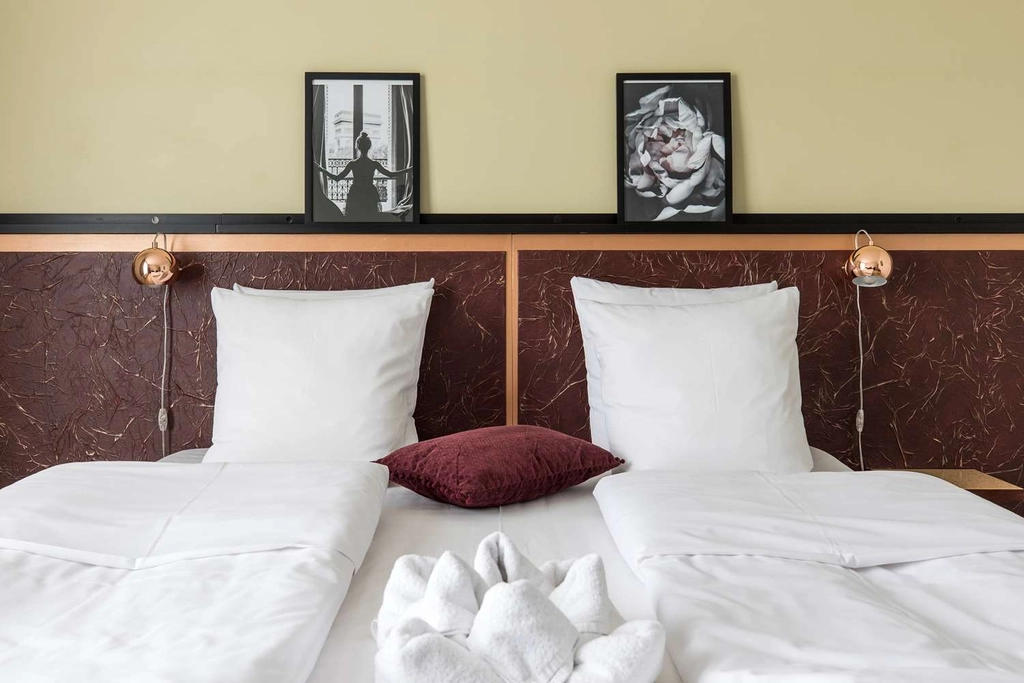 Business room king bed