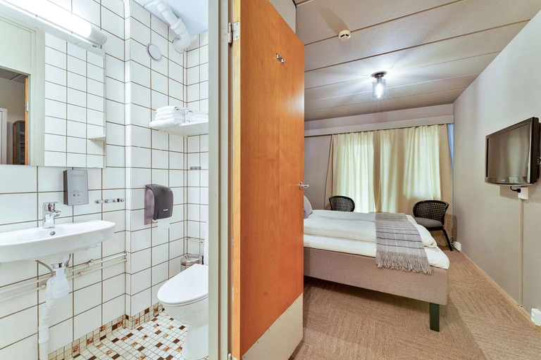 Guest room with one queen size bed