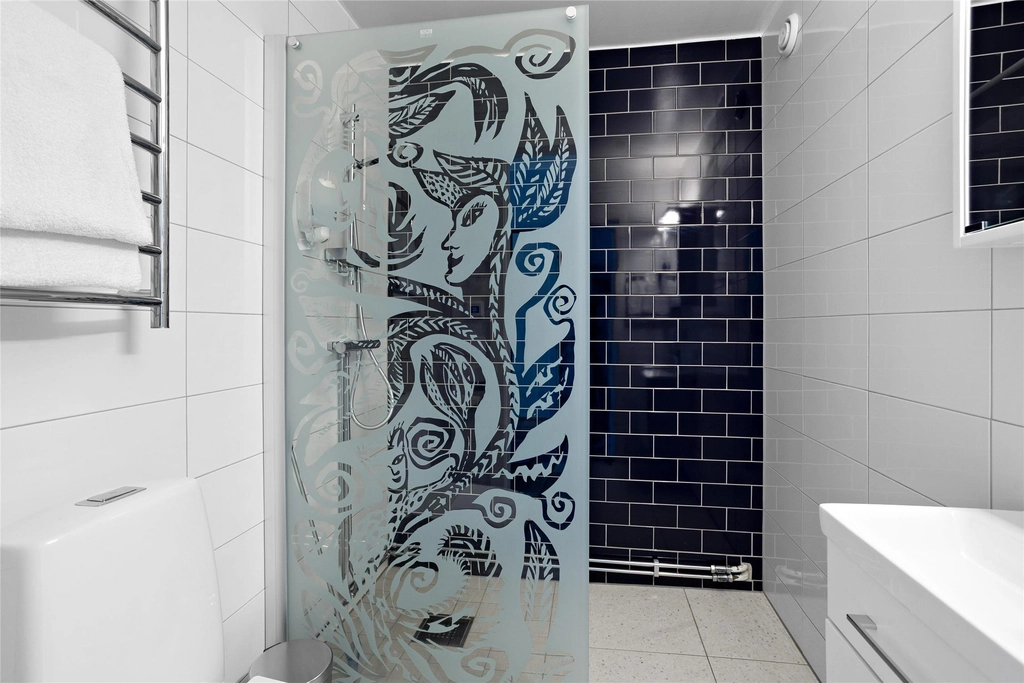 Guest room bath Eskilstuna Arena