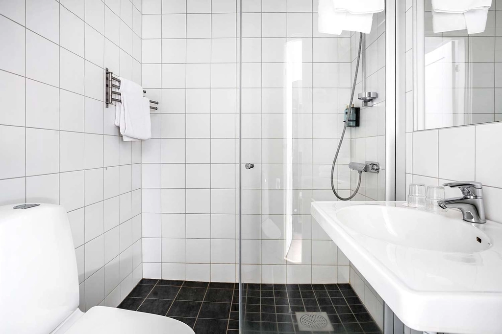 Queen family bathroom BW Hotell Karlshamn