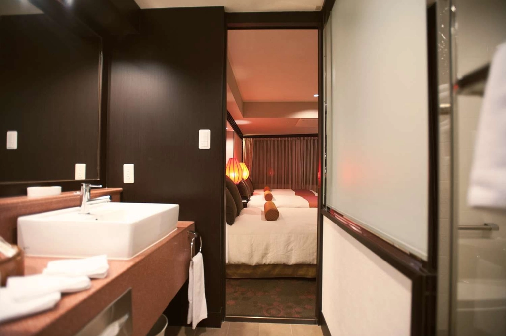 Dynasty Suite Bathroom