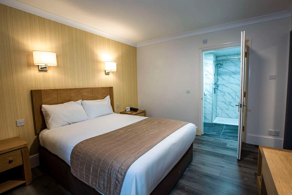 manor hotel bedrooms