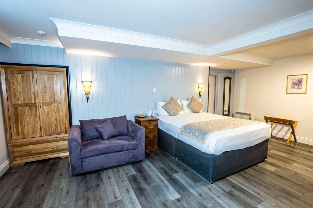 manor hotel bedrooms