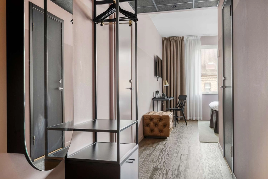 Queen Standard BW Plus Hus 57