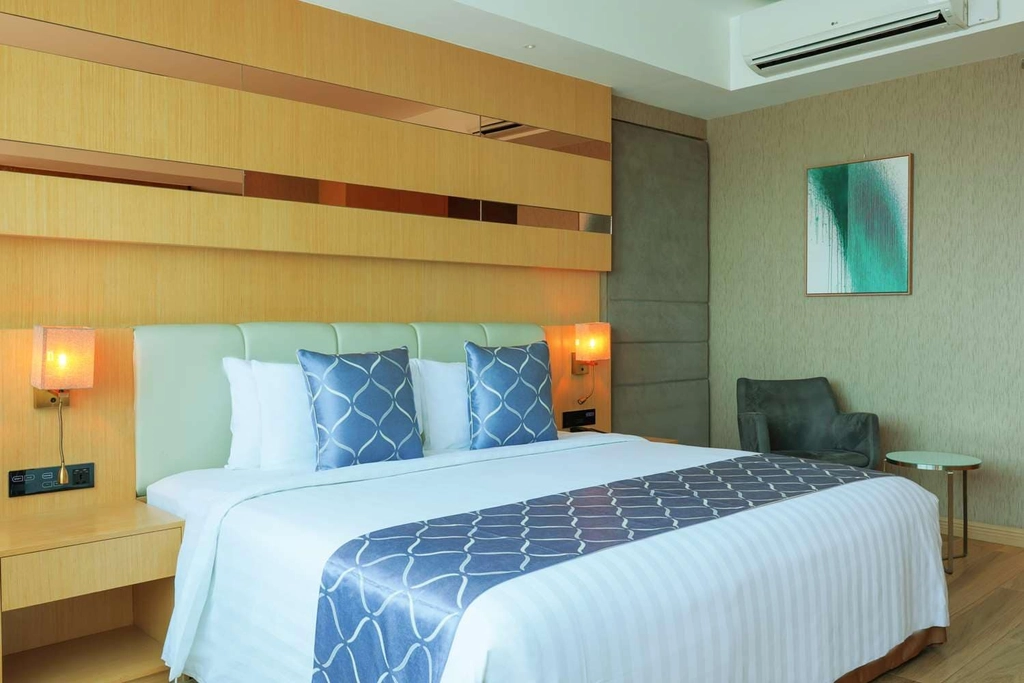 King Bed - Deluxe King Room