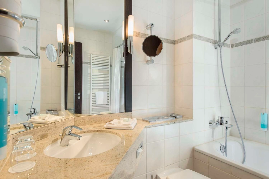 Guest room bath