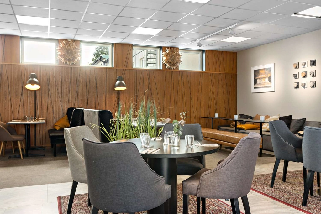 Hotel Falkoping seating in restaurnt teaterbaren