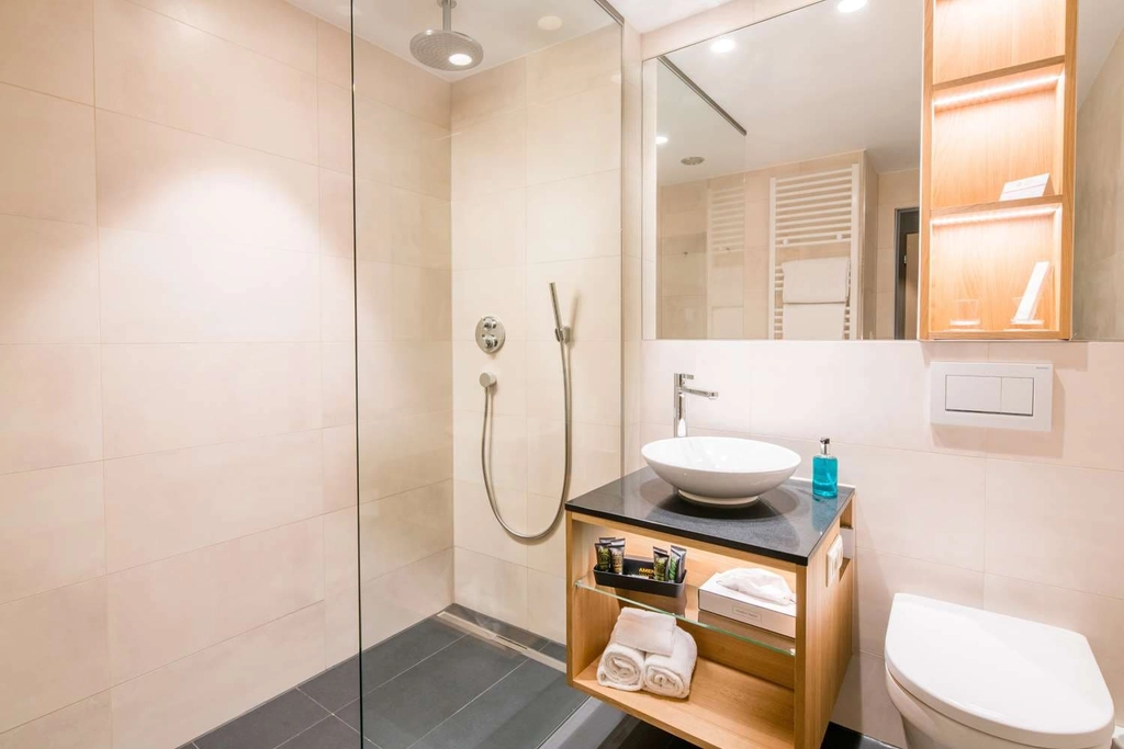 Guest room bath