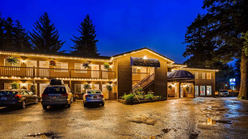No matter what time of year, we know you will love the Best Western Plus Country Lane Inn.
