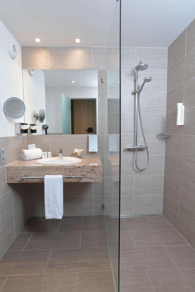 Guest room bath