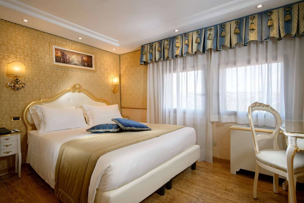 Classic Venetian Style Single Room
