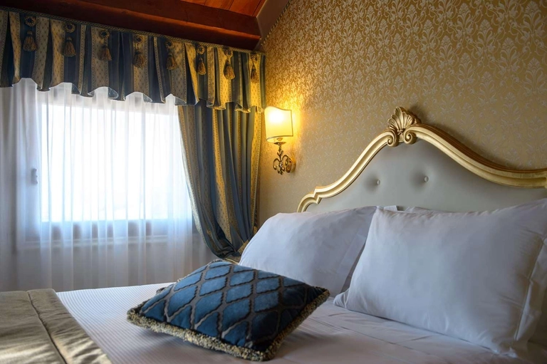 Superior Venetian Style Room