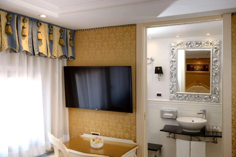 Superior Venetian Style Room