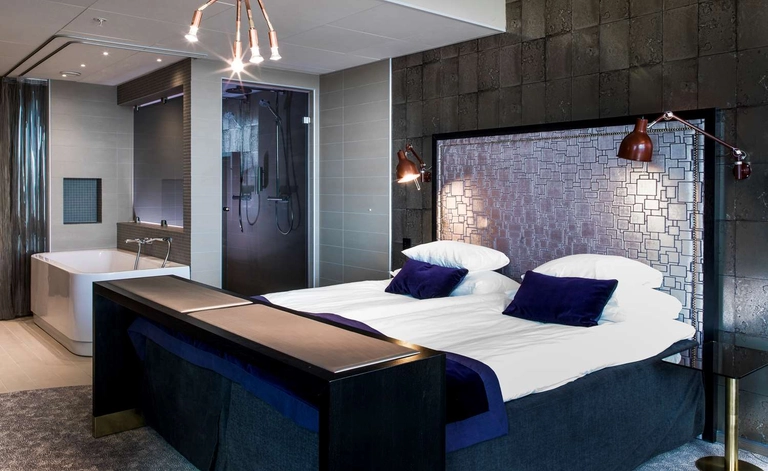 Junior Suite with one king bed