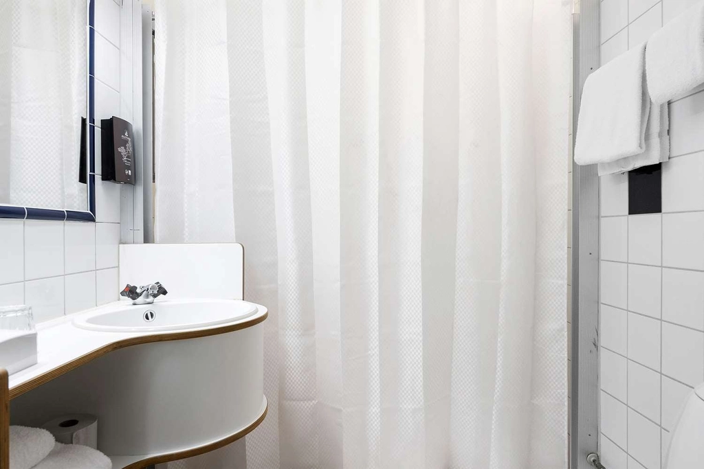 Twin Standard Bathroom BW Nya Star Hotel