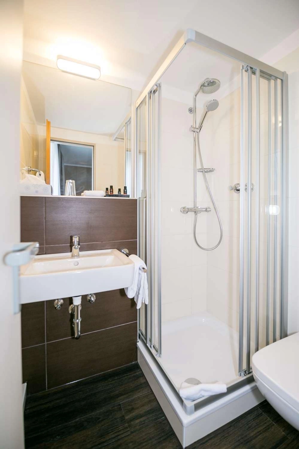 Guest room bath