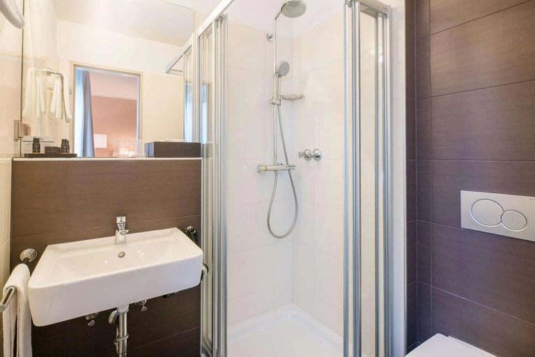 Guest room bath