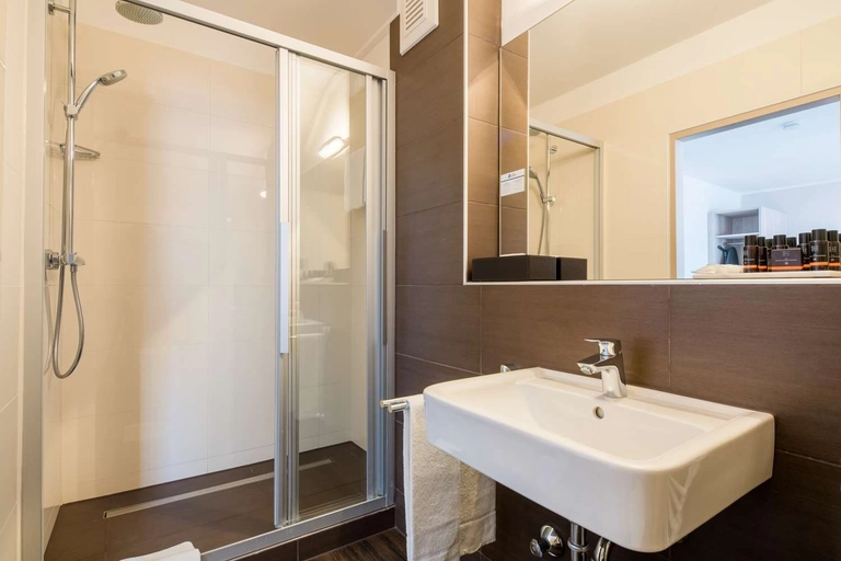 Guest room bath