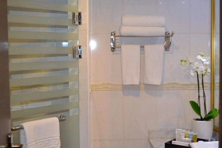 Deluxe Suite Queen