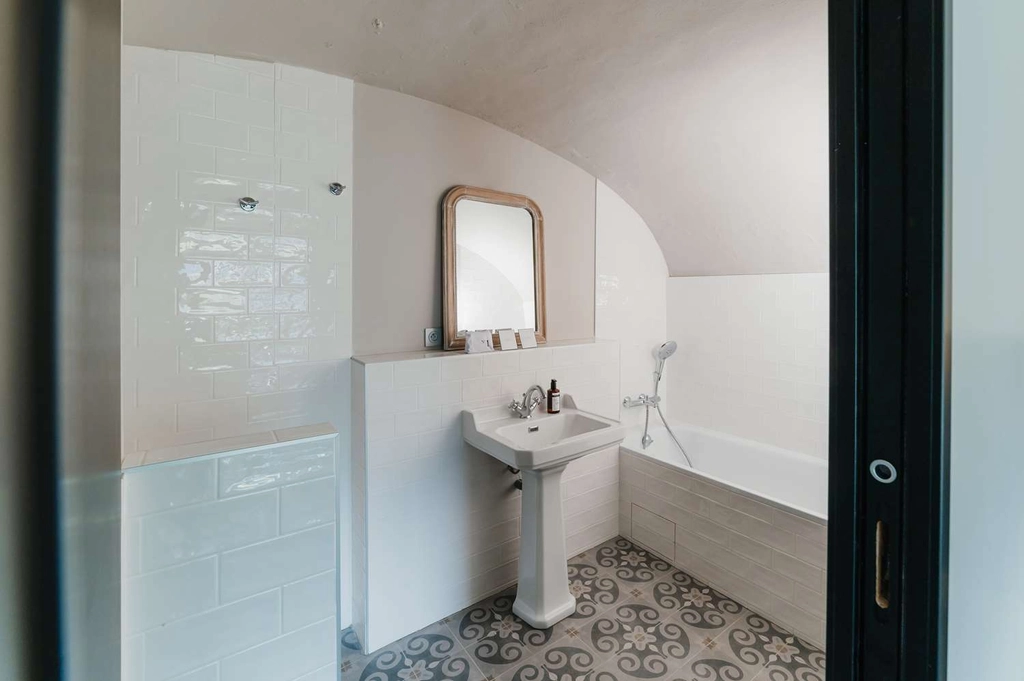 Deluxe Bathroom