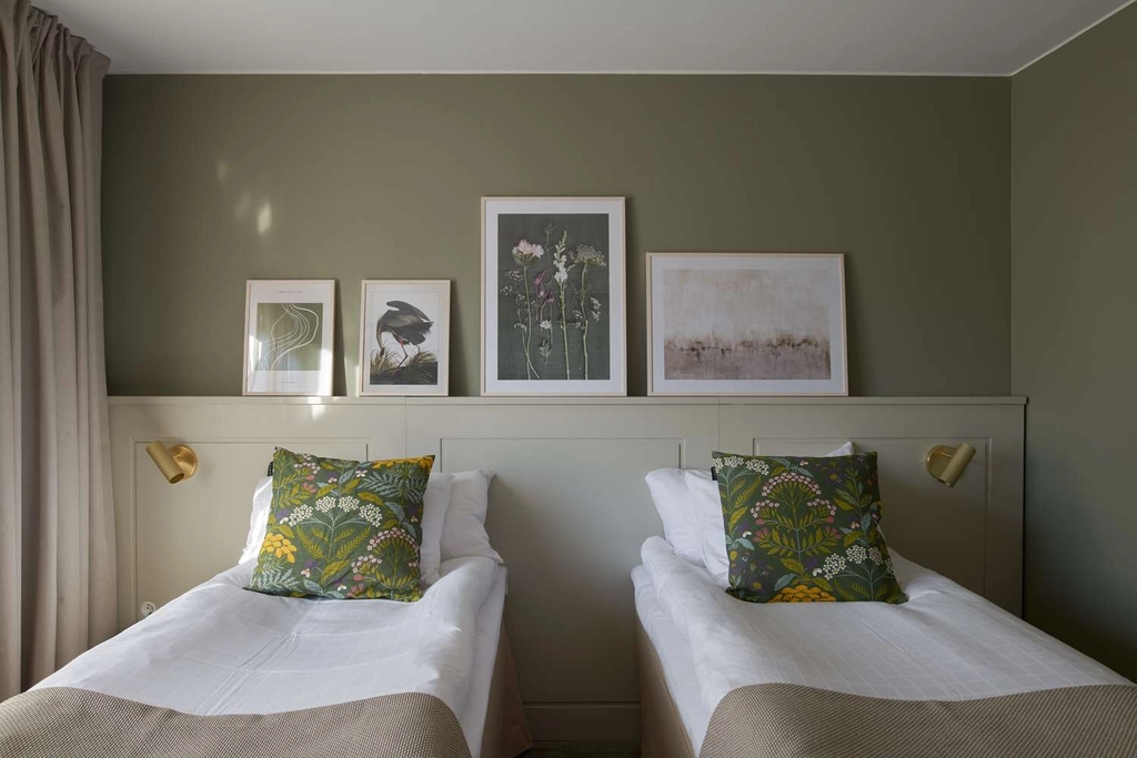 Twin bed room front