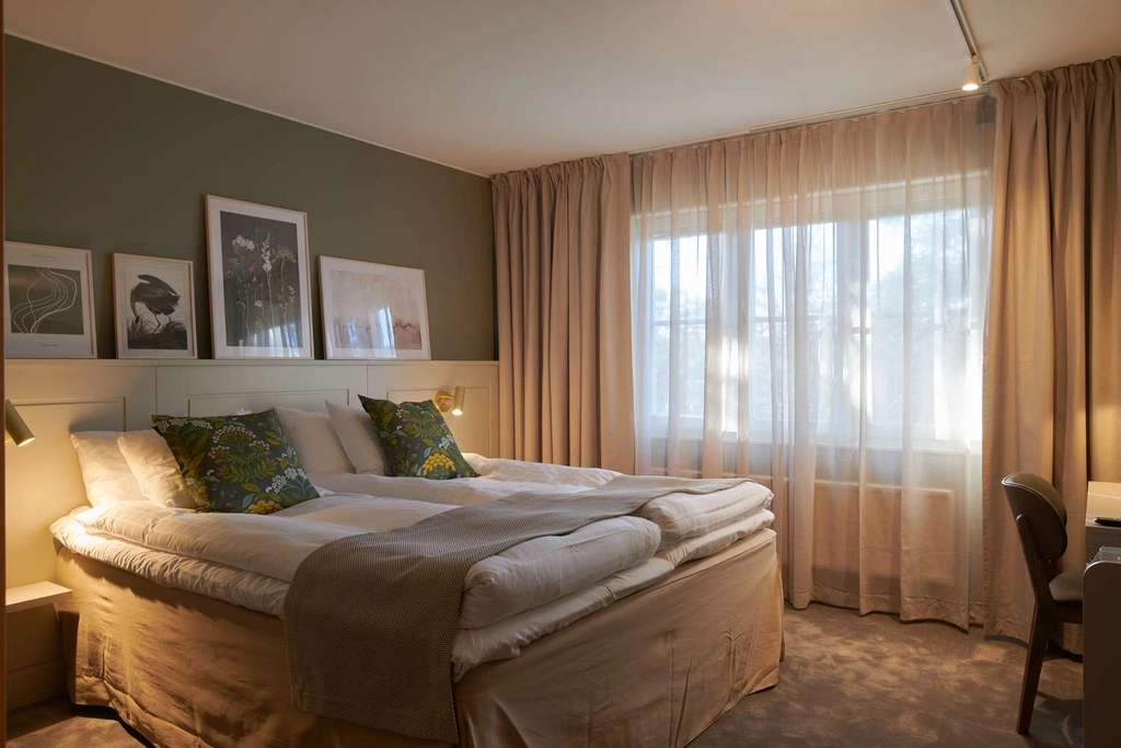 King Queen bed room with lights