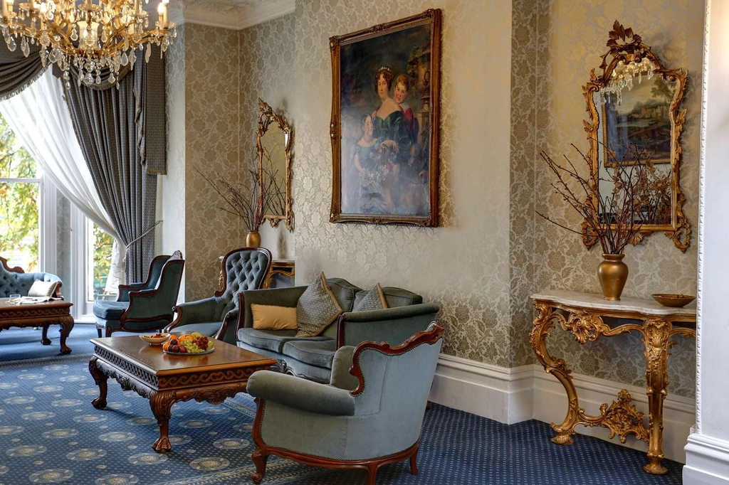 Hotel Lounge