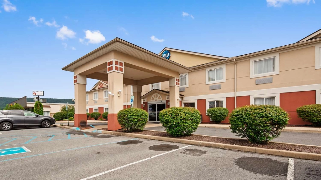 Entrance to Best Western Nittany Inn Milroy