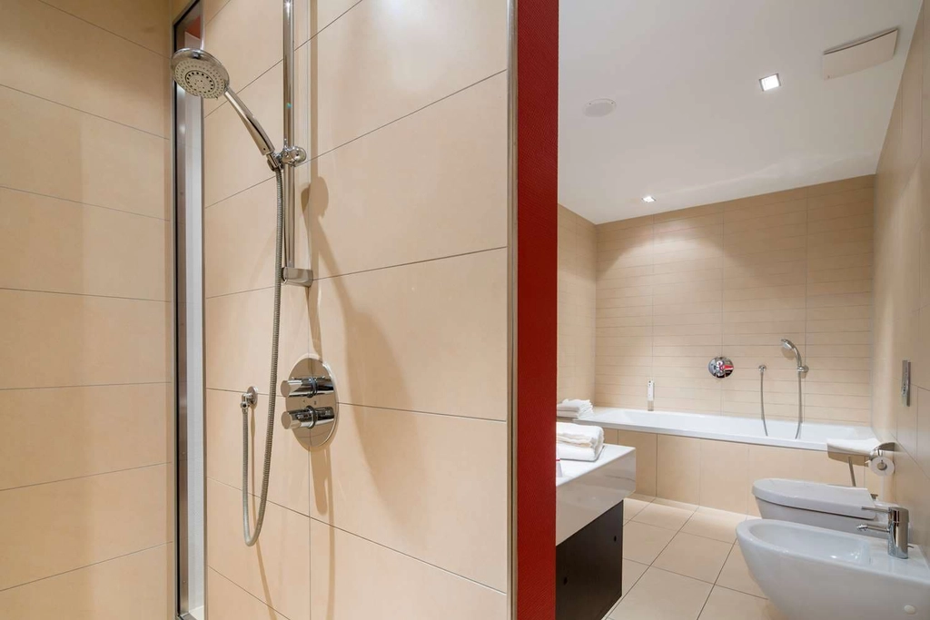 Guest room bath