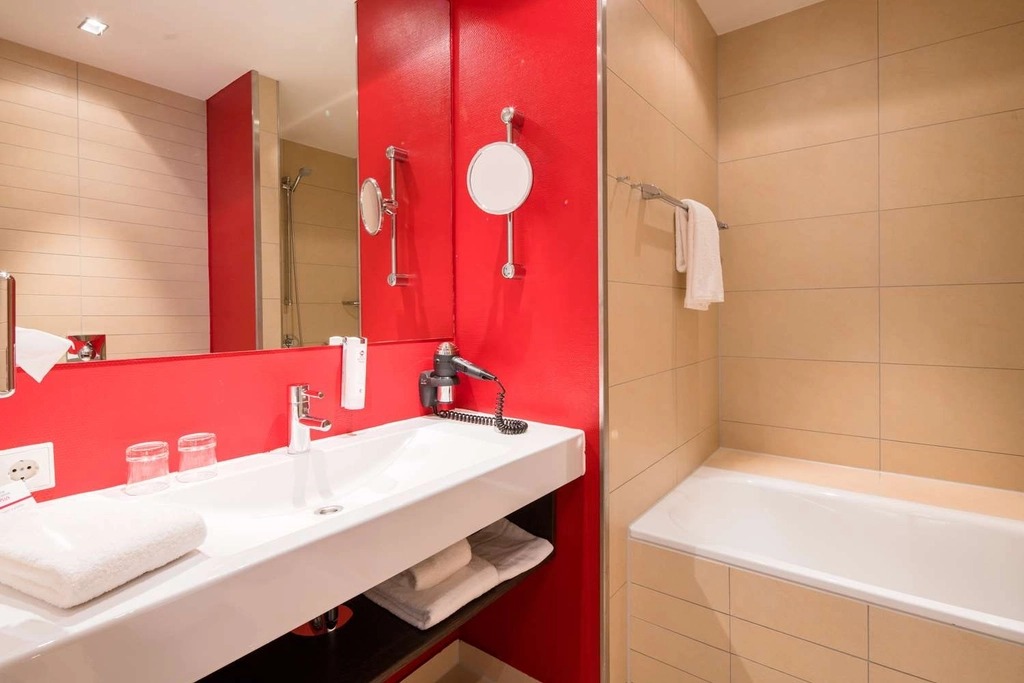 Guest room bath