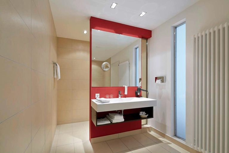 Guest room bath