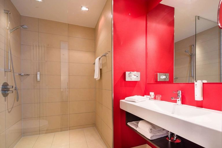 Guest room bath