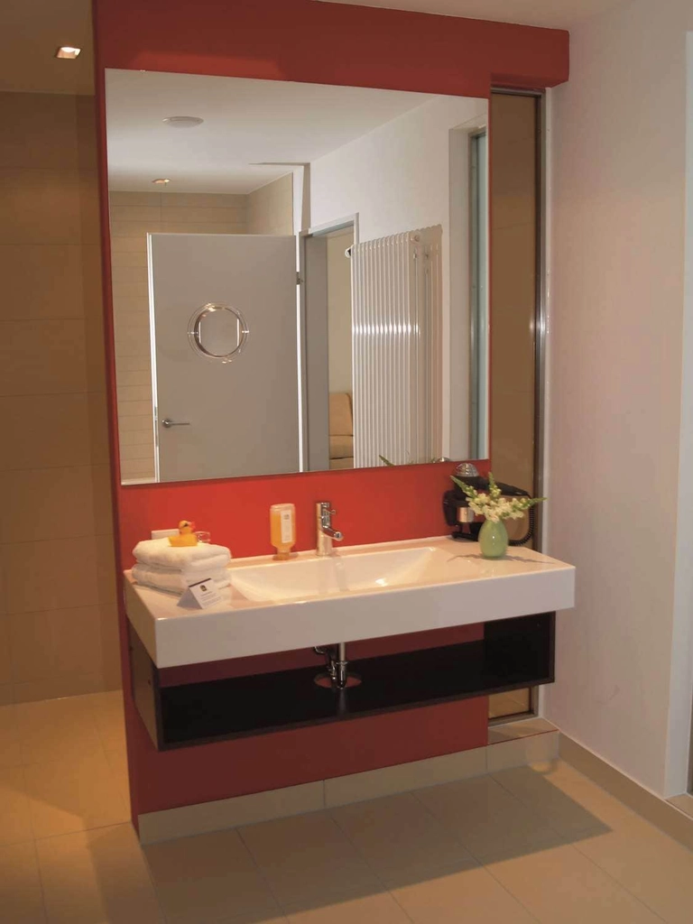 Guest room bath