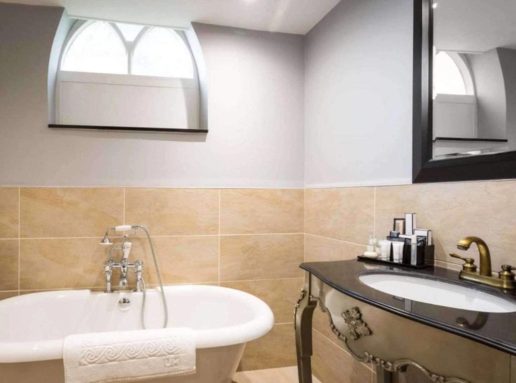 Jr Suite Bath w/ Free Standing Tub