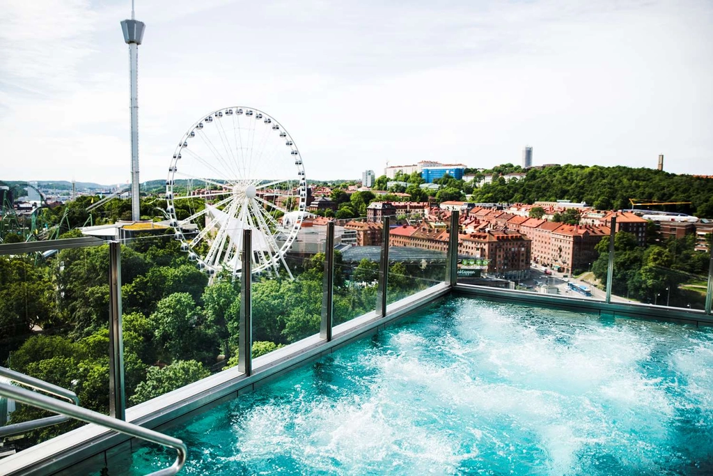 Outdoor Champagne Pool