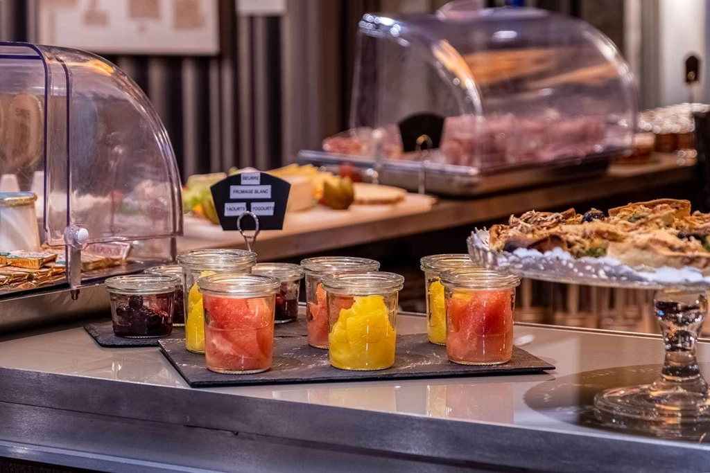 BREAKFAST BAR