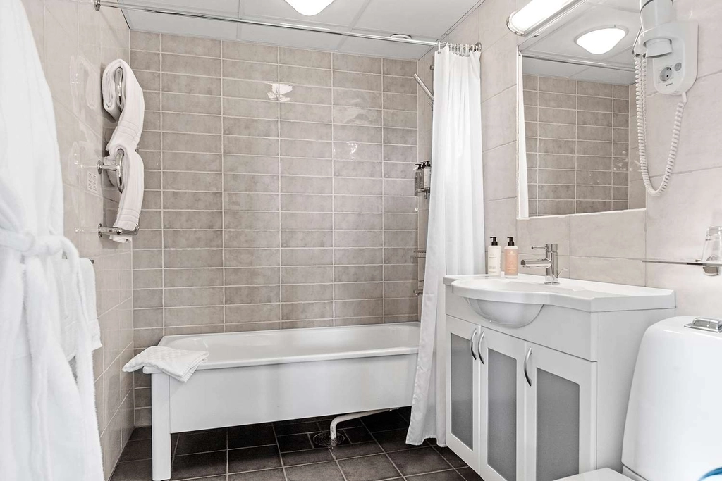 Suite Bathroom BW Plus Edward Hotel