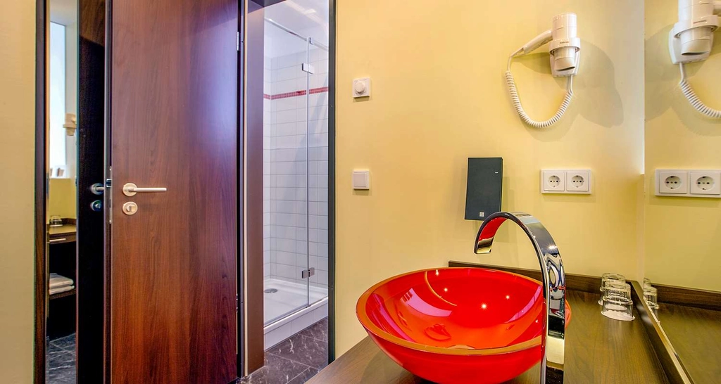 Guest room bath