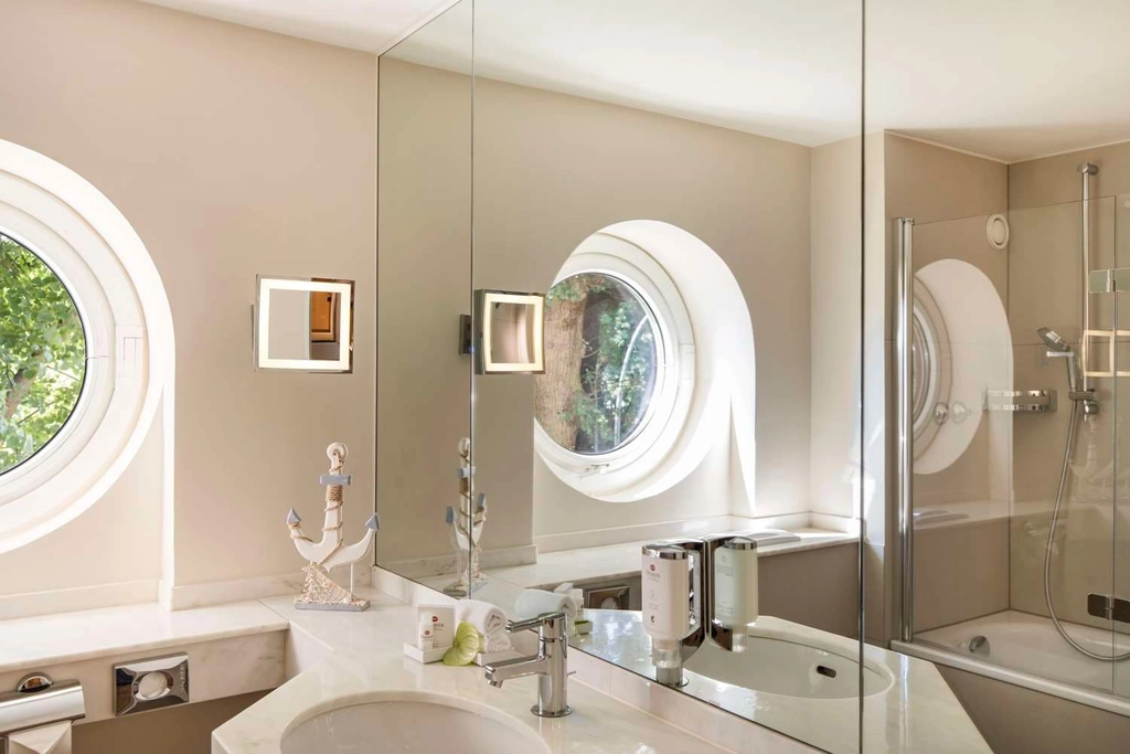 executive room bath